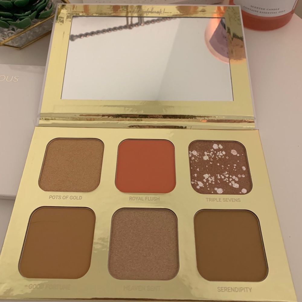 True Luscious ~ Lucky Glow Palette